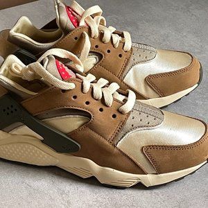 STUSSY X NIKE AIR HUARACHE LE 'DESERT OAK' 2021